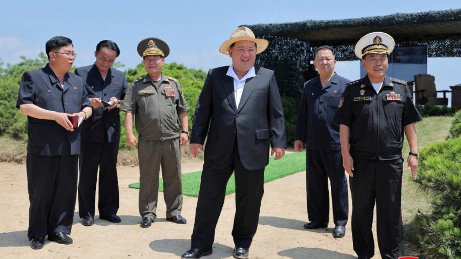 金正恩观摩“姜健”号驱逐舰战斗系统性能评估试验