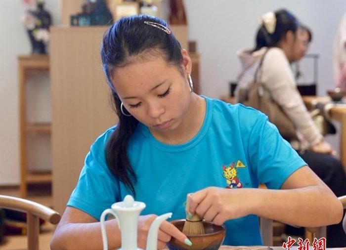 “寻根之旅”遇宋代点茶：12国华裔青少年海南沉浸式体验中国茶文化