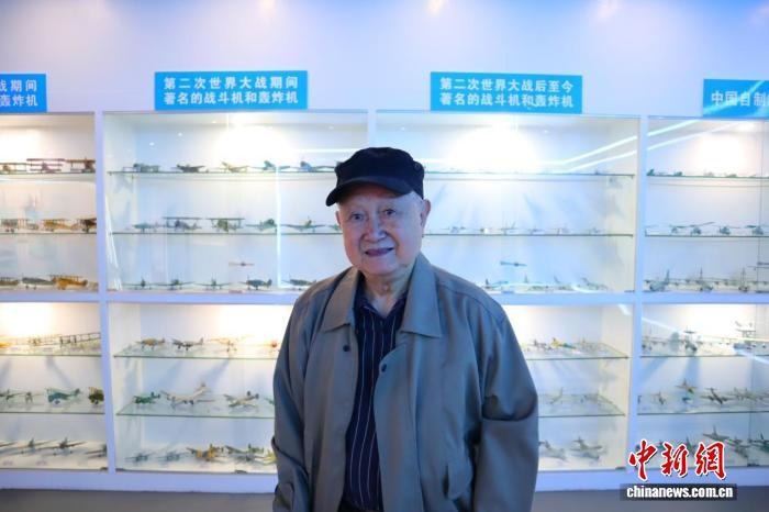 广西九旬印尼归侨圆入党梦 用废品造上百架飞机模型