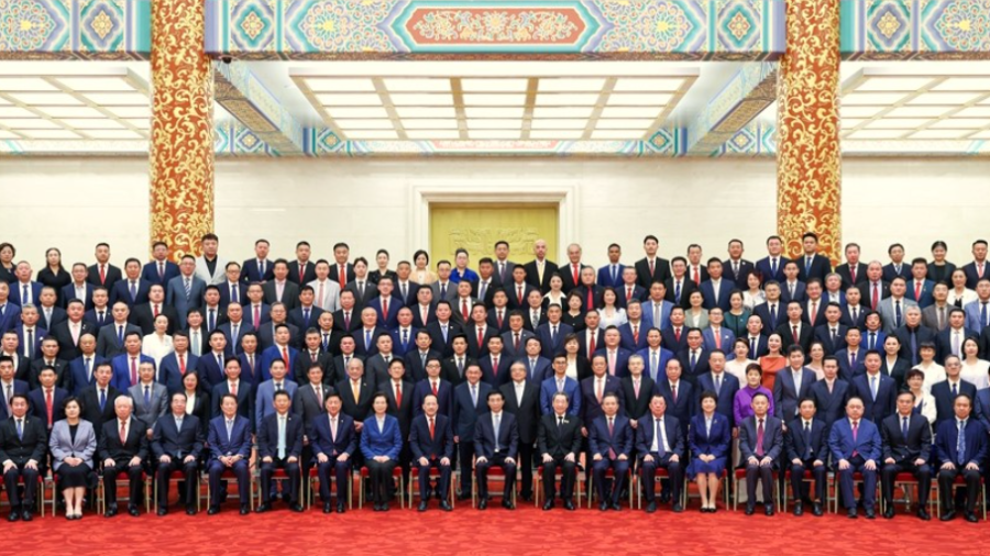 王沪宁会见第十一届世界华侨华人社团联谊大会全体代表