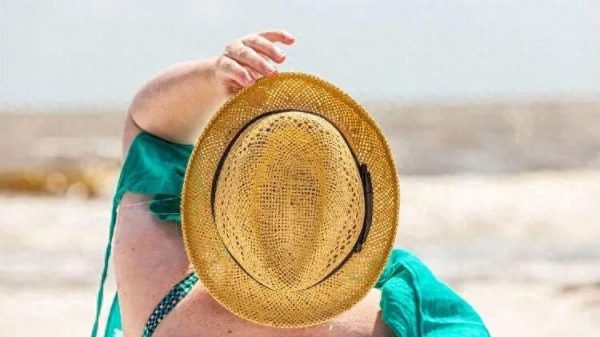 63岁老太太天天公园晒背半年后去检查，身体指标有啥变化？