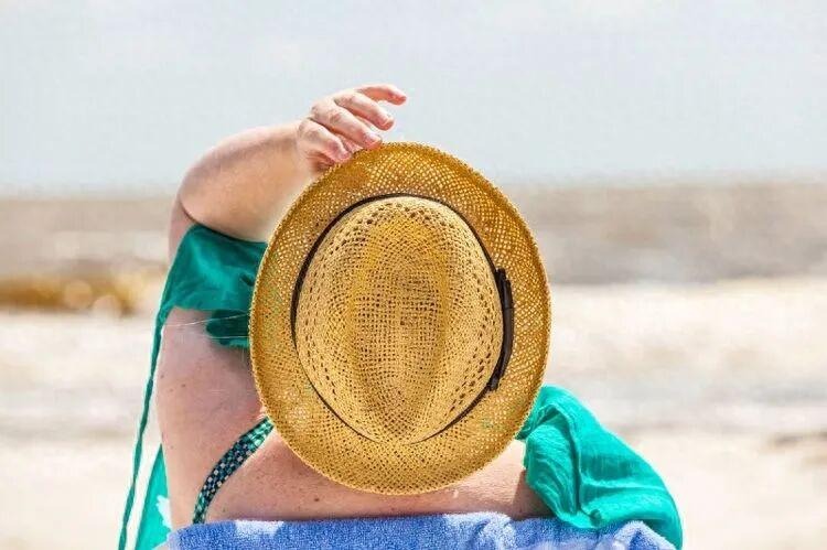 63岁老太太天天公园晒背半年后去检查，身体指标有啥变化？