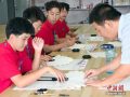 华裔青少年赴新疆石河子体验“文武双修”之旅