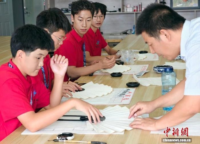 华裔青少年赴新疆石河子体验“文武双修”之旅
