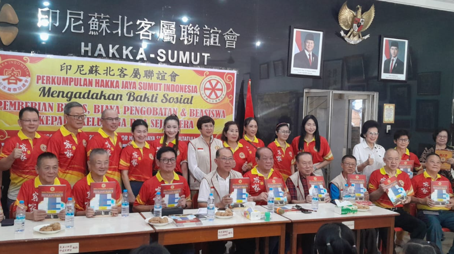 苏北客属联谊会开展慈善活动扶贫济困分发大米及医药费和助学金及贫困乡亲