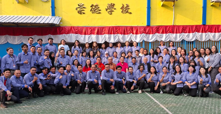 雅客属基金会崇德三语学校隆重举行印尼独立81周年升旗仪式