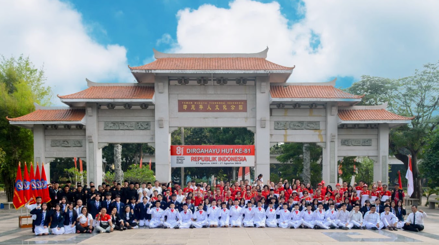 印华百家姓协会雅加达特区分会在印尼缩影公园中华文化公园隆重举行国庆升旗仪式