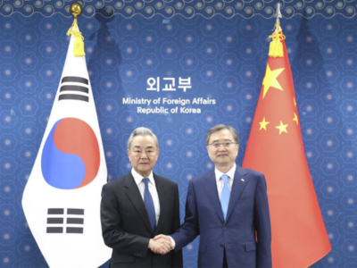 王毅同韩国外长赵显会谈