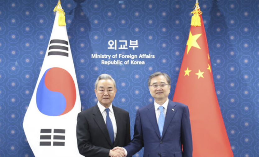 王毅同韩国外长赵显会谈