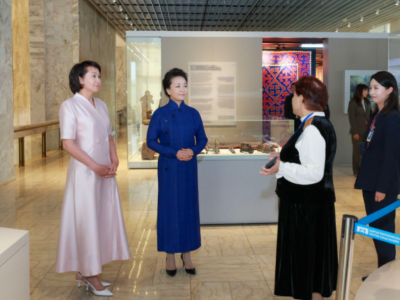 彭丽媛同吉尔吉斯斯坦总统夫人扎帕罗娃参观吉尔吉斯共和国国家历史博物馆