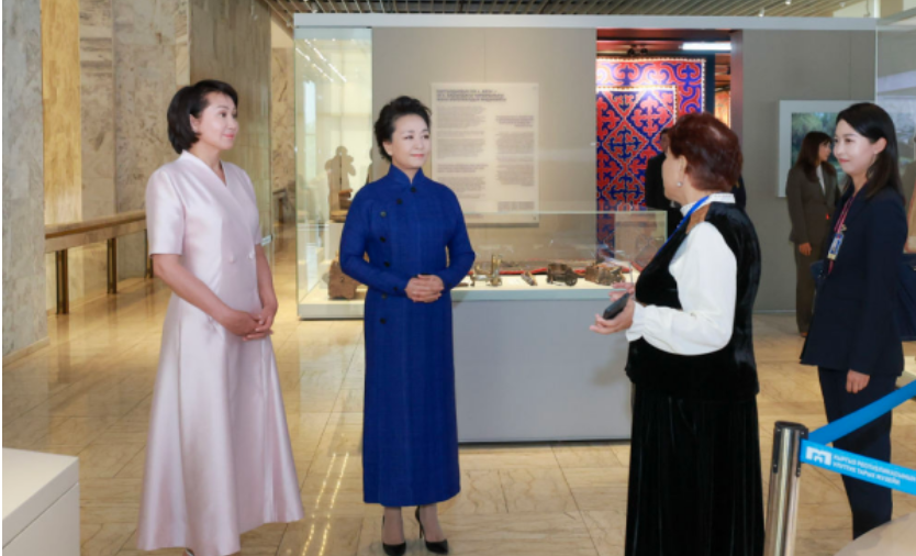 彭丽媛同吉尔吉斯斯坦总统夫人扎帕罗娃参观吉尔吉斯共和国国家历史博物馆
