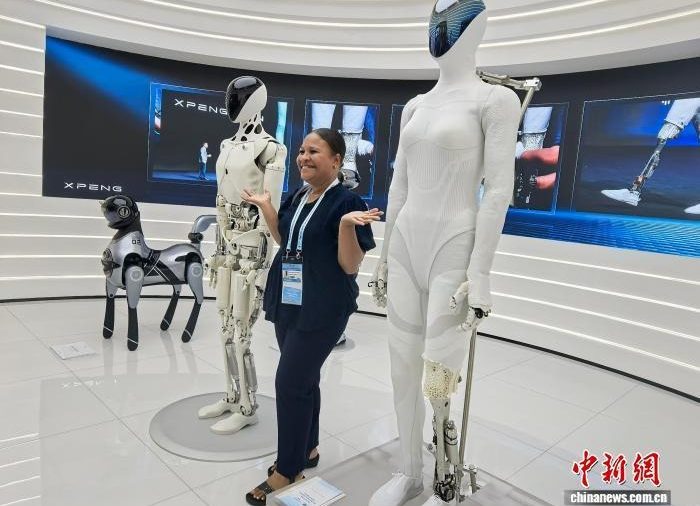 APEC嘉宾参访广州中国人工智能产品受青睐