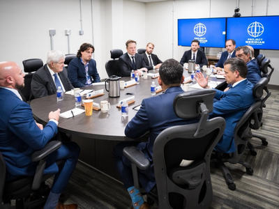 五角大楼发布最新照片：“子午线计划”举行首次会议，马斯克出席