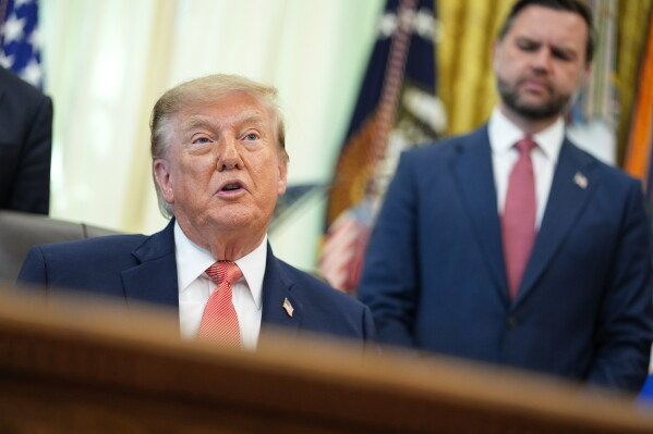 美政府推出“欺诈举报人激励计划”特朗普：我将担任所有这类决定的仲裁者