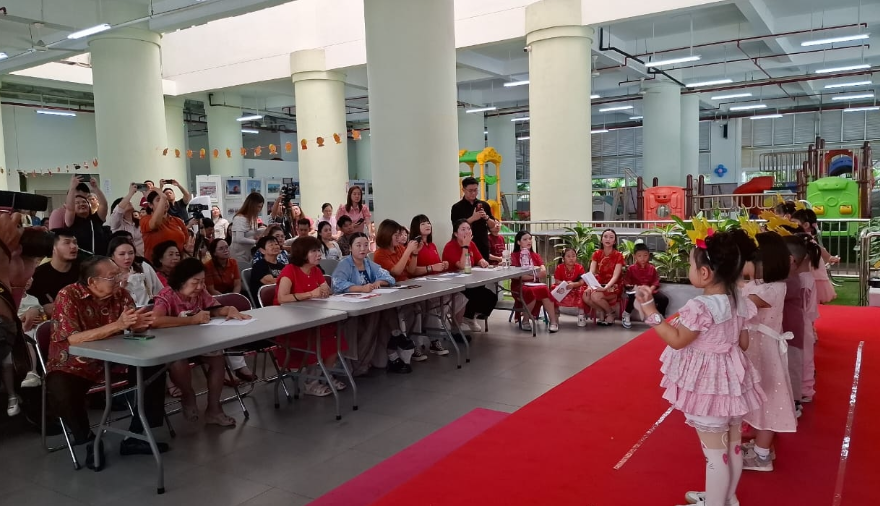 开明三语学校举行“月满中秋 同庆团圆”活动 幼儿园学生自信登台展现风采