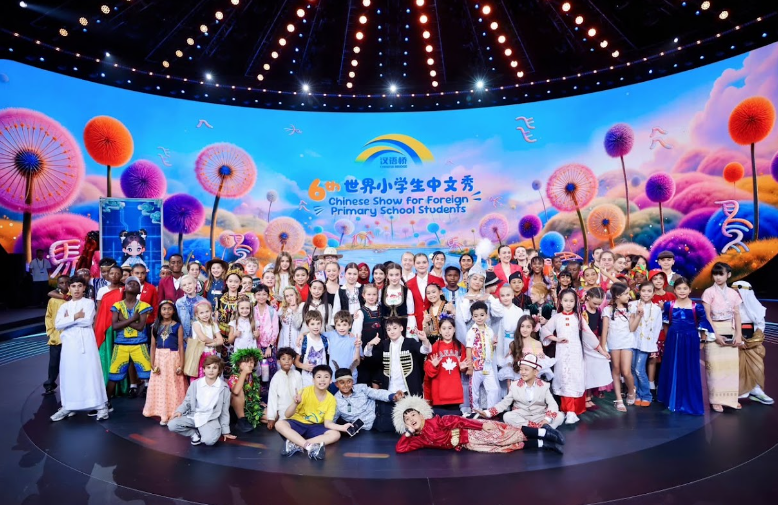 泗水小太阳三语学校学生胡晶玉代表印尼闪耀第六届“汉语桥”世界小学生中文秀全球赛舞台