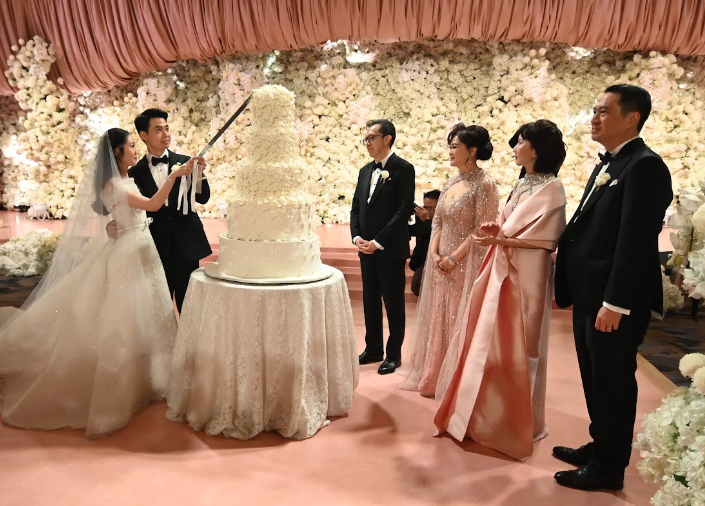 翁俊民博士/教授外孙女王齐艺小姐与廖佐慈君喜结良缘雅加达慕丽雅大酒店冠盖云集 1600名嘉宾到场祝福