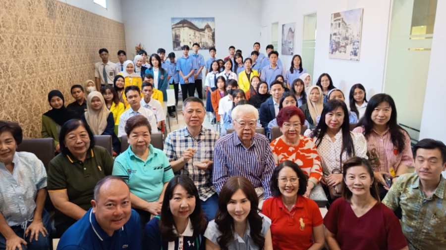 泗水友联基金会向50名学生和大学生发放奖学金并为他们普及人工智能知识