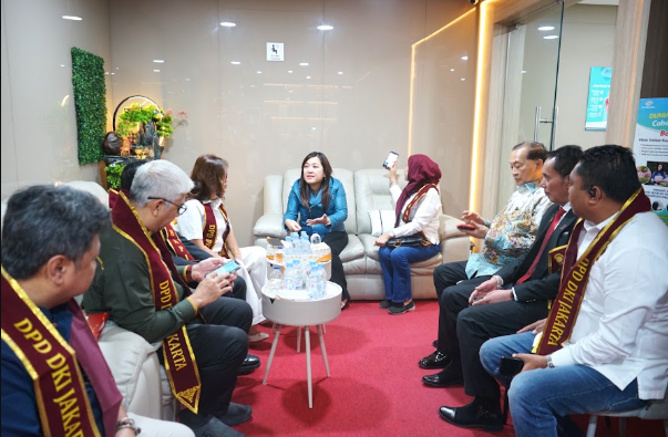 陈美玲向 HAPI 管理层介绍 Simply Wellness Indonesia 与 RAHO ClubPremier 健康合作理念